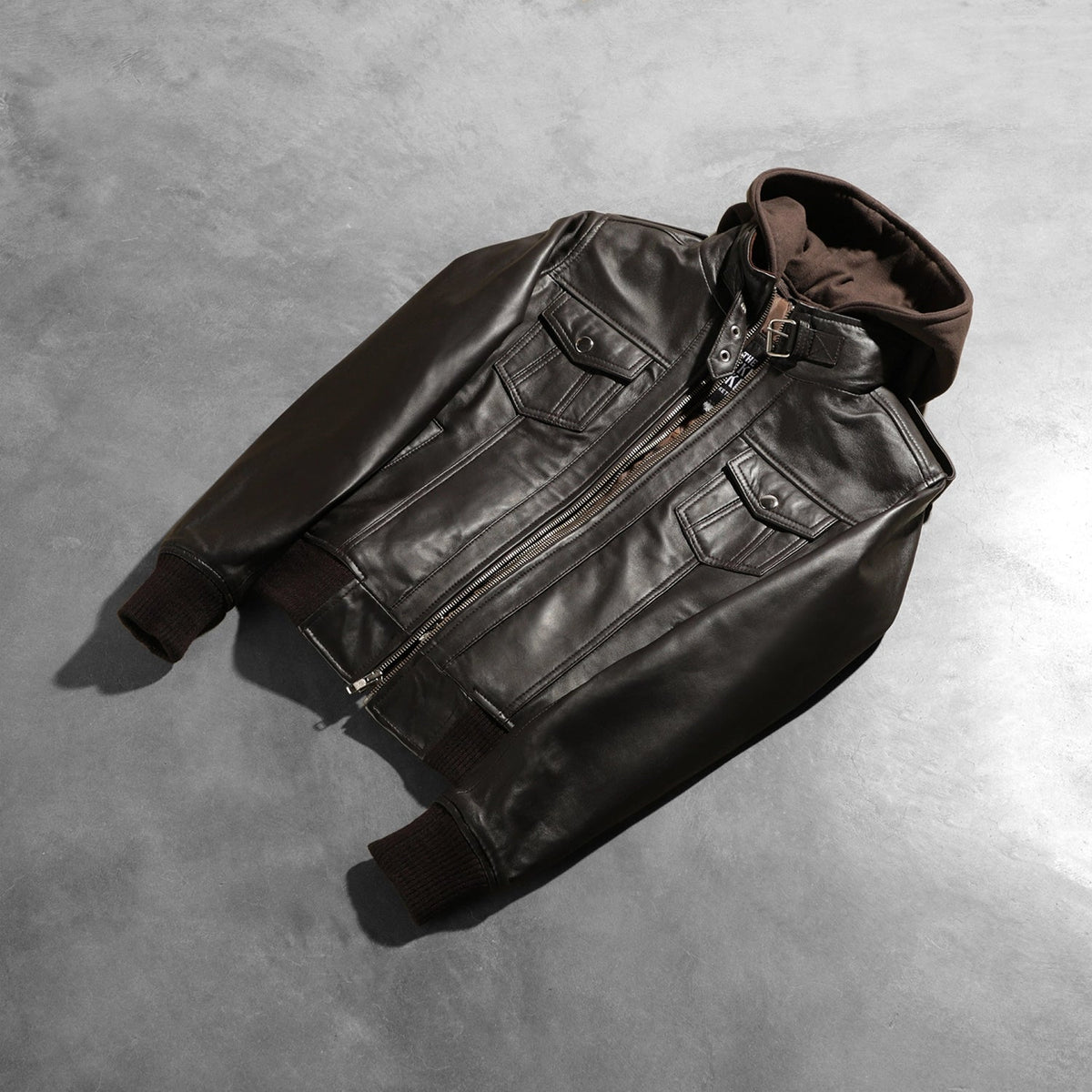 
Как выглядит на человеке:  Roslyn Brown Hooded Leather Bomber Jacket на модели — естественные складки при дневном свете