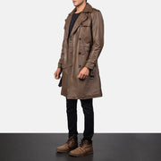 
Mocha Brown Calfskin Leather Trench Coat - Вид сзади, подчеркивающий посадку по плечам и ровный край