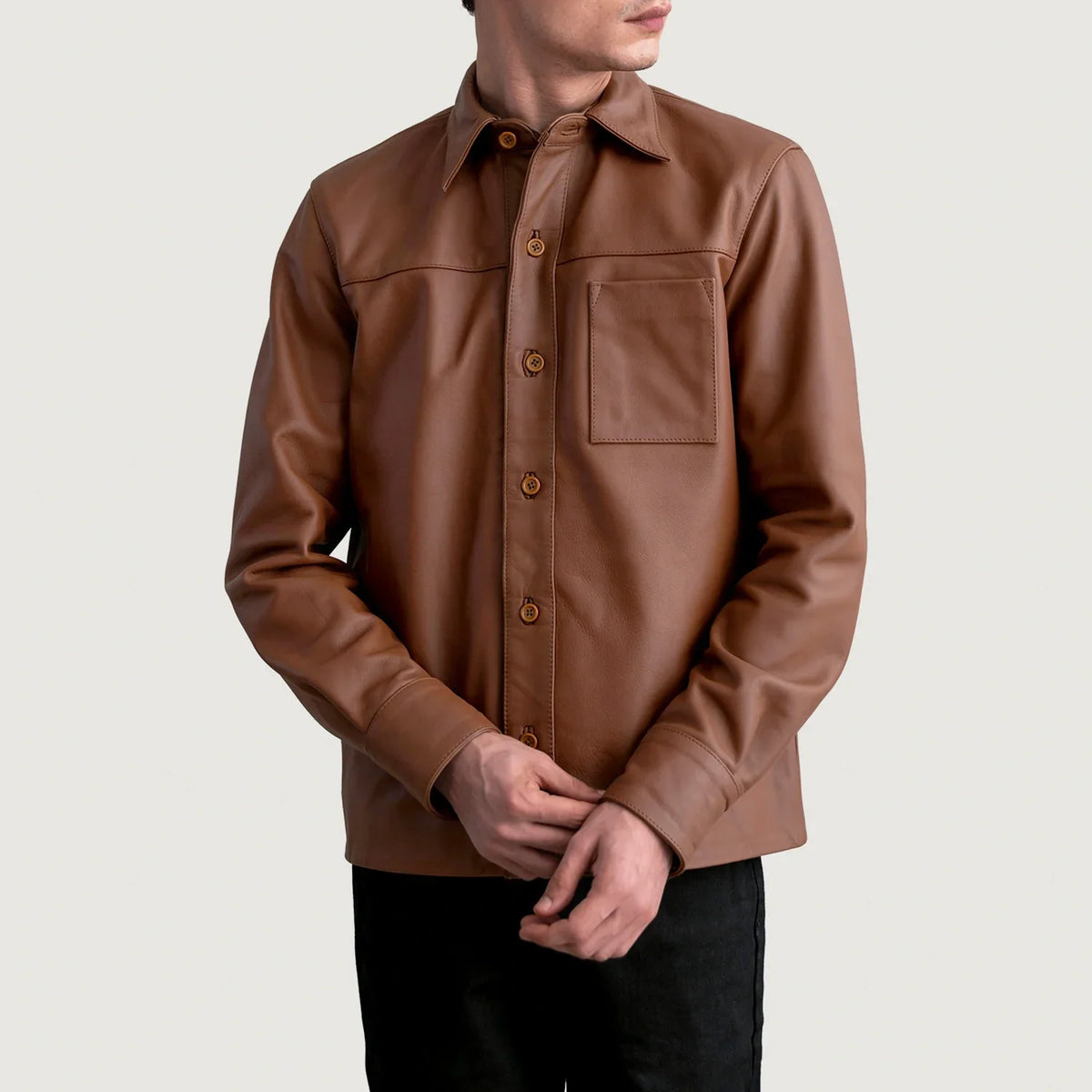 
Scout Matte Коричневый Leather Shirt для Мужчин - Вид сбоку, демонстрирующий эргономичный крой рукава