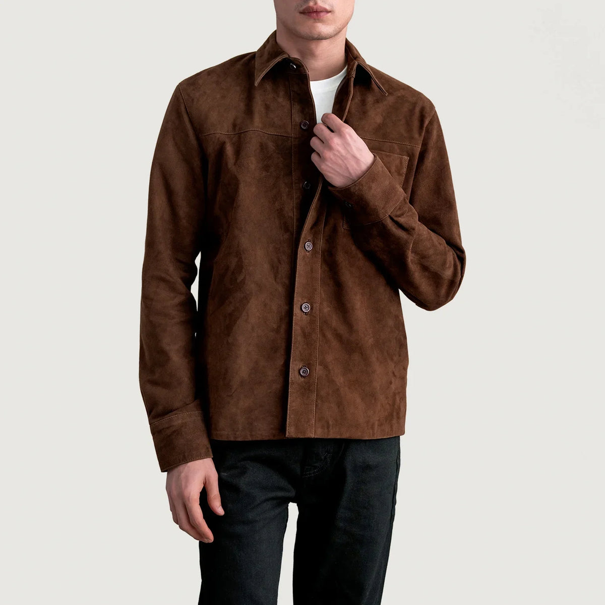 
Scout Mocha Suede Leather Shirt для Мужчин для Мужчин in Brown Goatskin Suede - Вид спереди и приталенный силуэт | Купить в официальном онлайн-магазине