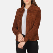 
Suzy Brown Suede Trucker Jacket in Brown Goatskin Suede - Вид спереди и приталенный силуэт | Купить в официальном онлайн-магазине