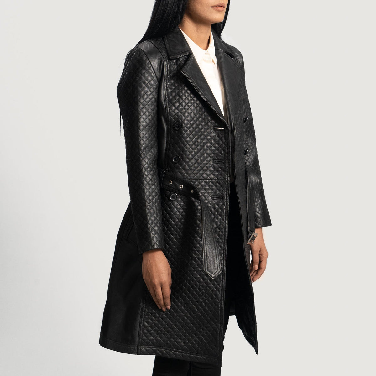 
Black Sheepskin Leather Trench Coat - Вид сзади, подчеркивающий посадку по плечам и ровный край