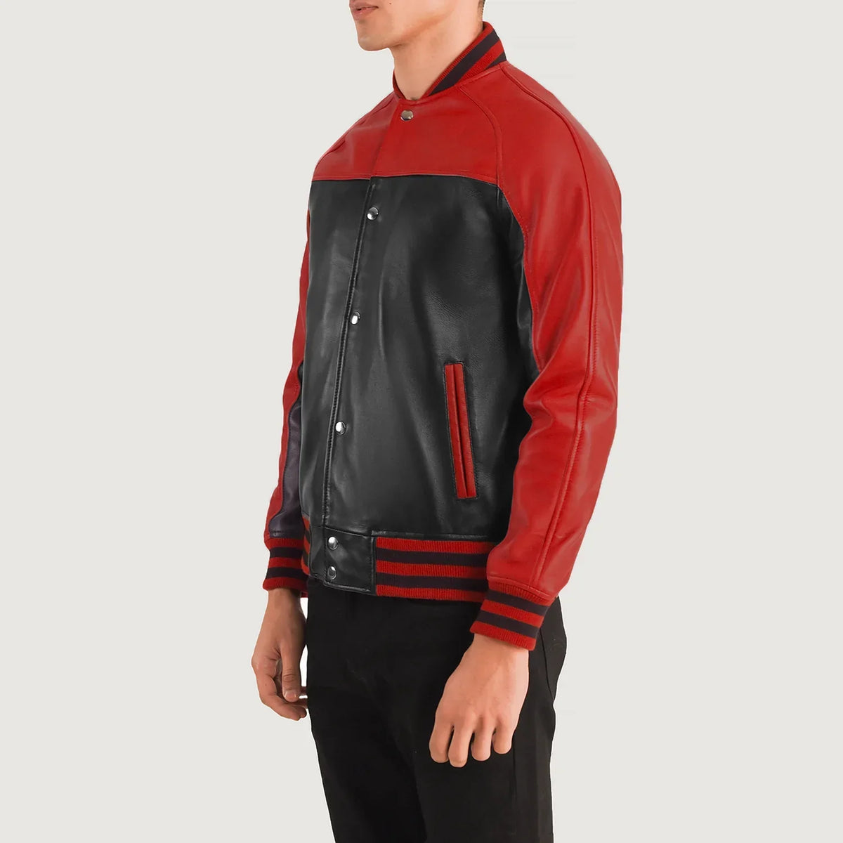 
Как выглядит на человеке:  Terrance Black & Red Leather Varsity Jacket на модели — естественные складки при дневном свете