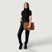 
Brown Full-Grain leather Goods - Вид сзади, подчеркивающий посадку по плечам и ровный край