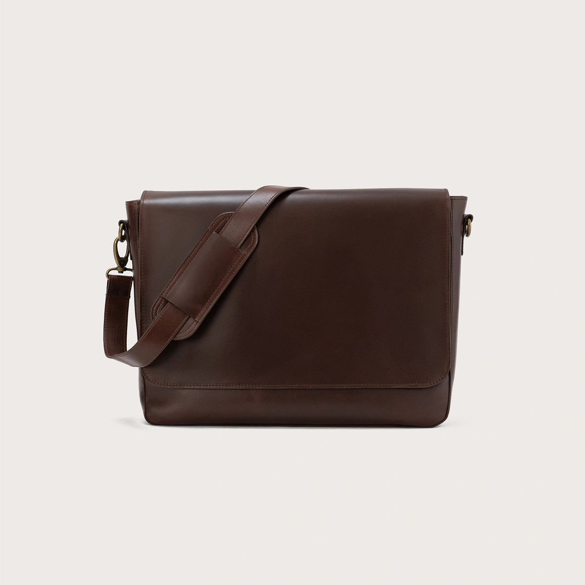 
The Carismatico Vintage Brown Leather Messenger Bag For Men & Women in Vintage Brown Full-Grain Leather - Full Exterior Вид спереди и приталенный силуэт | Купить в официальном онлайн-магазине
