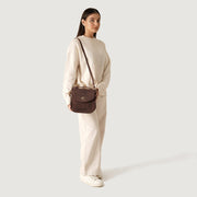 
Distressed Brown Full-Grain leather Bag - Вид сзади с усиленными кожаными ремнями и прострочкой