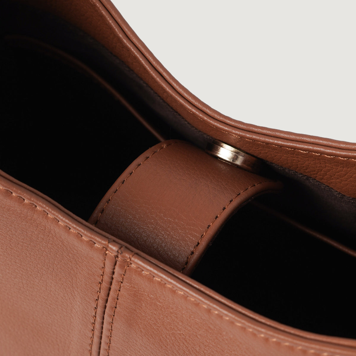
Как выглядит на человеке:  The Stefani Brown Leather Hobo Bag For Women на модели — естественные складки при дневном свете
