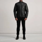 
Travis Black Leather Puffer Jacket - Вид сбоку, демонстрирующий эргономичный крой рукава
