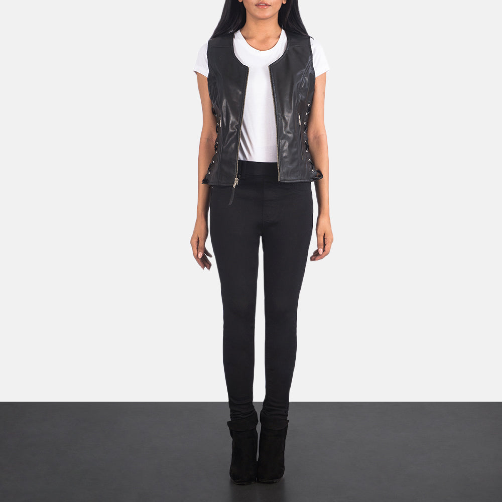 Vanda Черная Leather Biker Vest женская - Вид сбоку с анатомическим кроем рукава