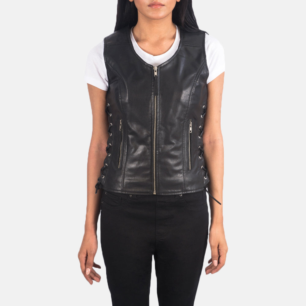 Крупный план деталей of V-neck &amp; Zipper Hardware on Vanda Черная Leather Biker Vest женская