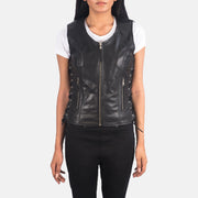 Крупный план деталей of V-neck &amp; Zipper Hardware on Vanda Черная Leather Biker Vest женская