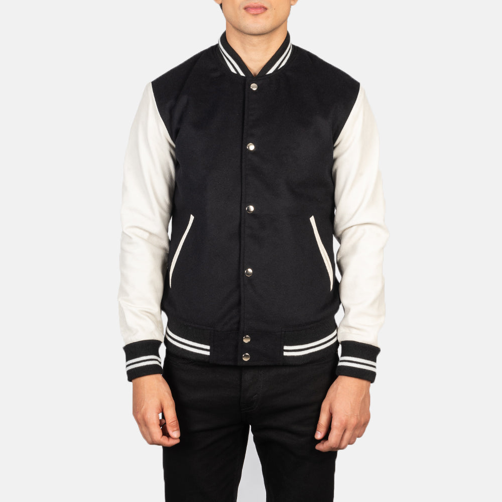 Крупный план деталей of Varsity &amp; Snap Buttons Hardware on Vaxton Черная &amp; White Hybrid Varsity Кожаная куртка мужская