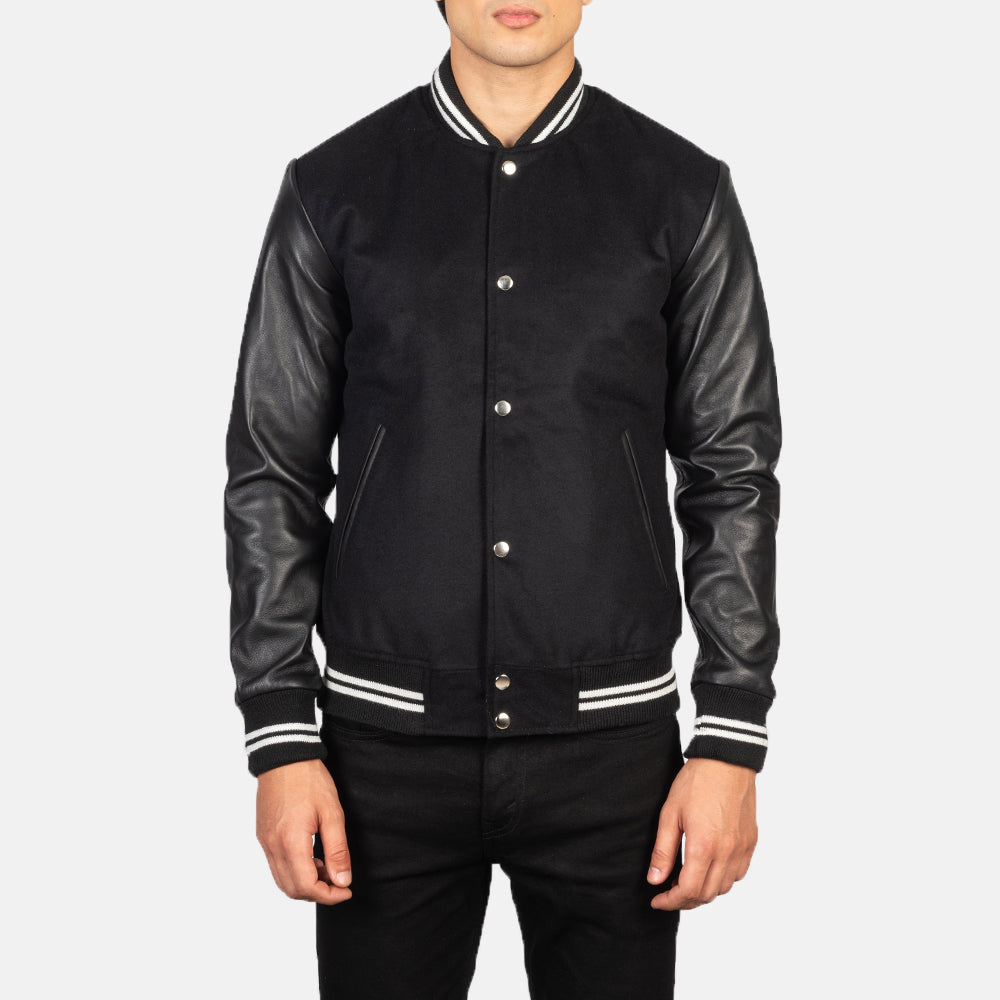 
Крупный план деталей of Varsity & Snap Buttons Hardware on Vaxton Черный Striped Hybrid Varsity Кожаная куртка для Мужчин