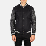 
Крупный план деталей of Varsity & Snap Buttons Hardware on Vaxton Черный Striped Hybrid Varsity Кожаная куртка для Мужчин