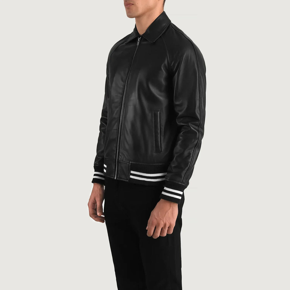 
Как выглядит на человеке:  Walton Blue Leather Varsity Jacket на модели — естественные складки при дневном свете