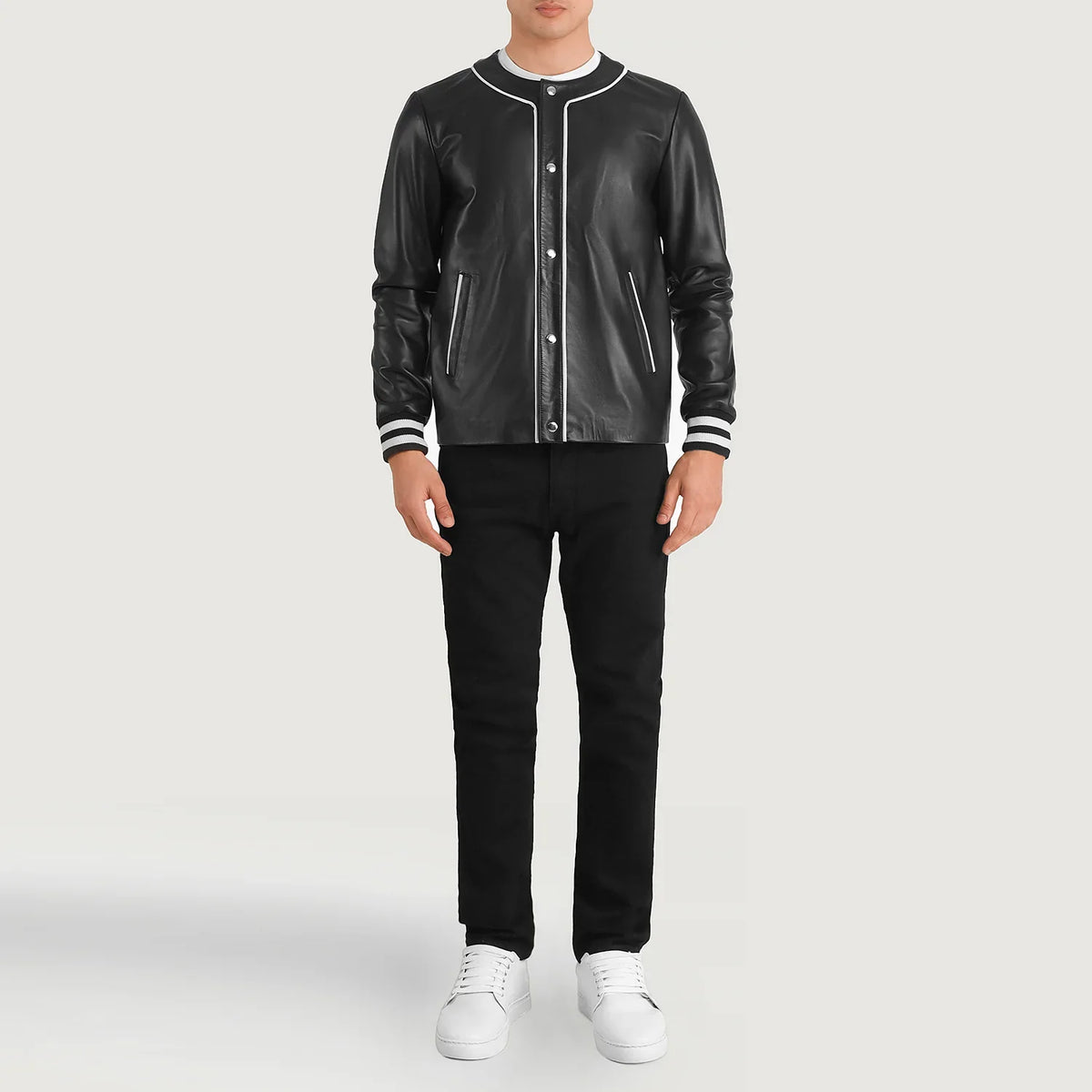 
Willis Black Leather Varsity Jacket - Вид сбоку, демонстрирующий эргономичный крой рукава