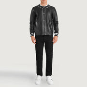
Willis Black Leather Varsity Jacket - Вид сбоку, демонстрирующий эргономичный крой рукава