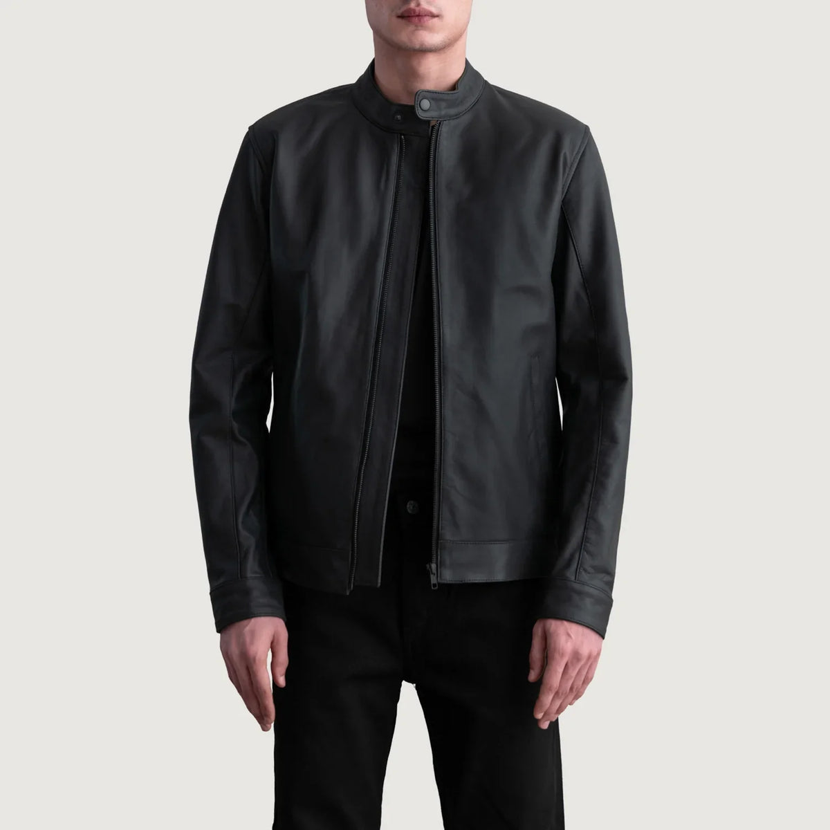 
Zen Matte Черный Кожаная куртка-косуха для Мужчин in Matte Black Cowhide Leather - Вид спереди и приталенный силуэт | Купить в официальном онлайн-магазине